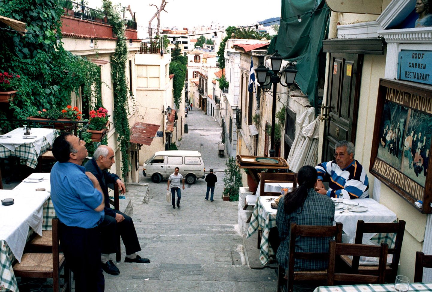 Kreeka ja Türgi keelavad sel suvel avalikes kohtades suitsetamise. Pildil väike restoran Ateenas.