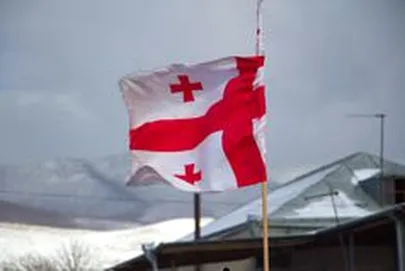 Gruusia lipp maja katusel Gruusia okupeeritud alade lähedal.