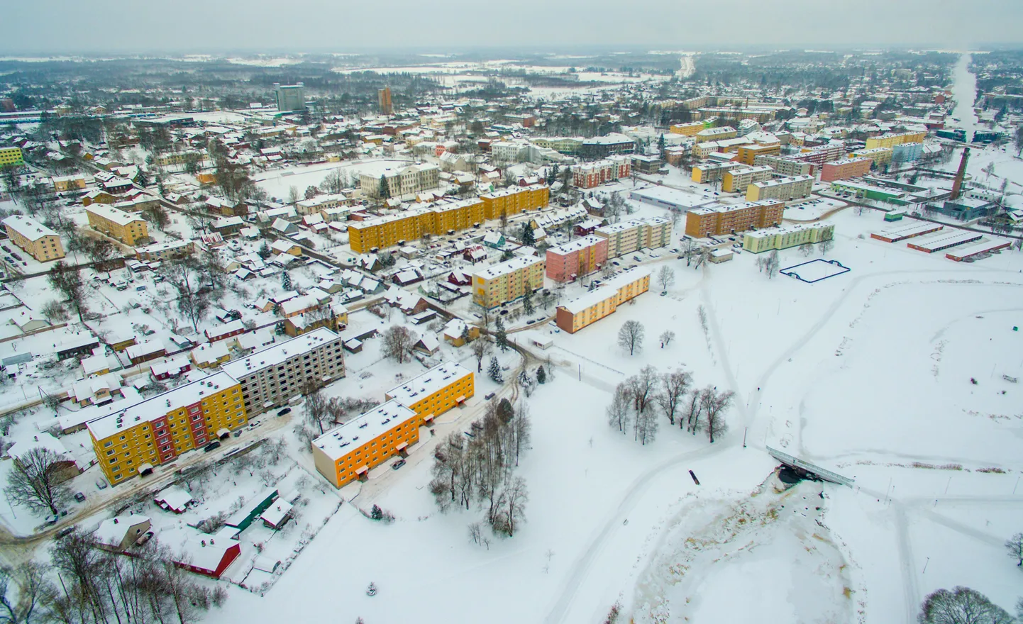 Kuigi Valga ilme on aasta-aastalt muutunud kaunimaks, ei ole see kinnisvaraturul positiivseid muutusi kaasa toonud. Endiselt on korterite-majade müügihinnad vabariigis ühed madalaimad. Nõutavaim piirkond on ostjate seas Pedeli-äärne, kuhu soovitakse kõige enam omale eluaset soetada.
