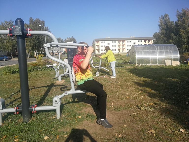 Räpina spordiklubi eestvedaja Kurmet Karsna leiame spordimasina peal Räpina uues välijõusaalis lihaseid treenimas.