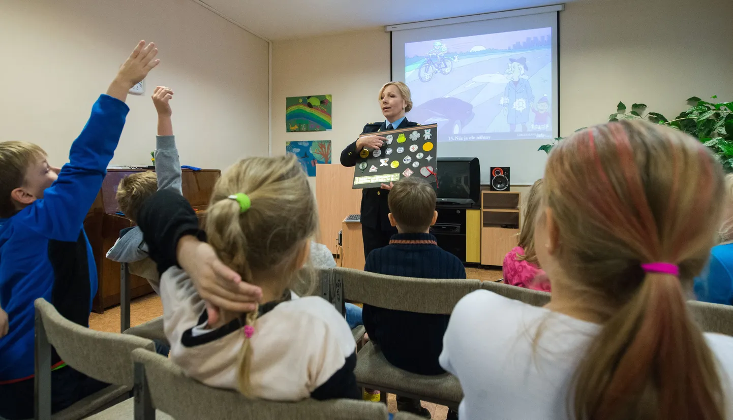 Noorsoopolitseinik Marina Aleksejeva selgitas Mustamäe Laste Loomingu Majas lastele erinevate helkurite omadusi.