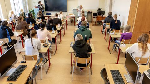 GRAAFIKUD ⟩ Riigi- ja põhikoolieksamite tulemused püsivad stabiilsed, kuid muret teevad matemaatika ja keeleoskus