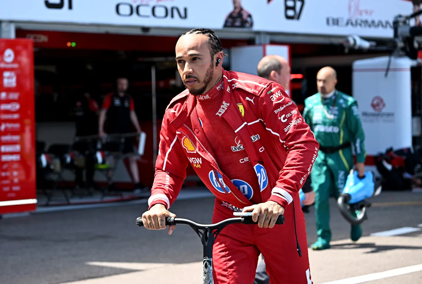Lewis Hamilton tõttas Monaco GP õhtul peole.