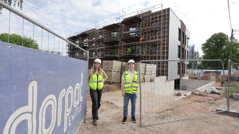 VIDEO ⟩ Kortermaja ehitusel Karlovas käis pinnasevee taltsutamine