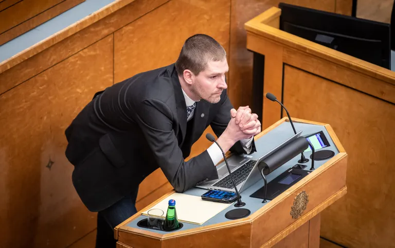 Siim Pohlak tegi 14. detsembril abielureferendumi eelnõu esimesel lugeminel riigikogus kõnepuldis ka abieluettepaneku oma elukaaslasele.