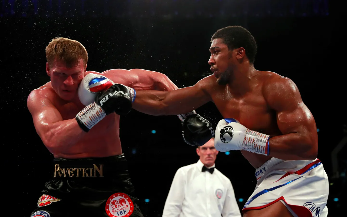 Aleksandr Povetkin (vasakul) ja Anthony Joshua.