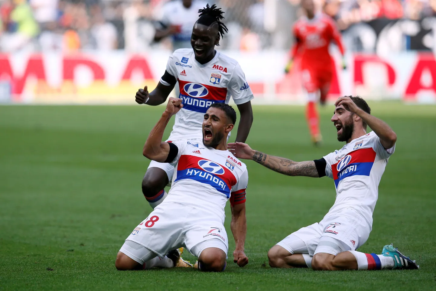 Lyoni Olympique'i jalgpallur Nabil Fekir (põlvili ja vasakul) tähistab fantastilist väravat.
