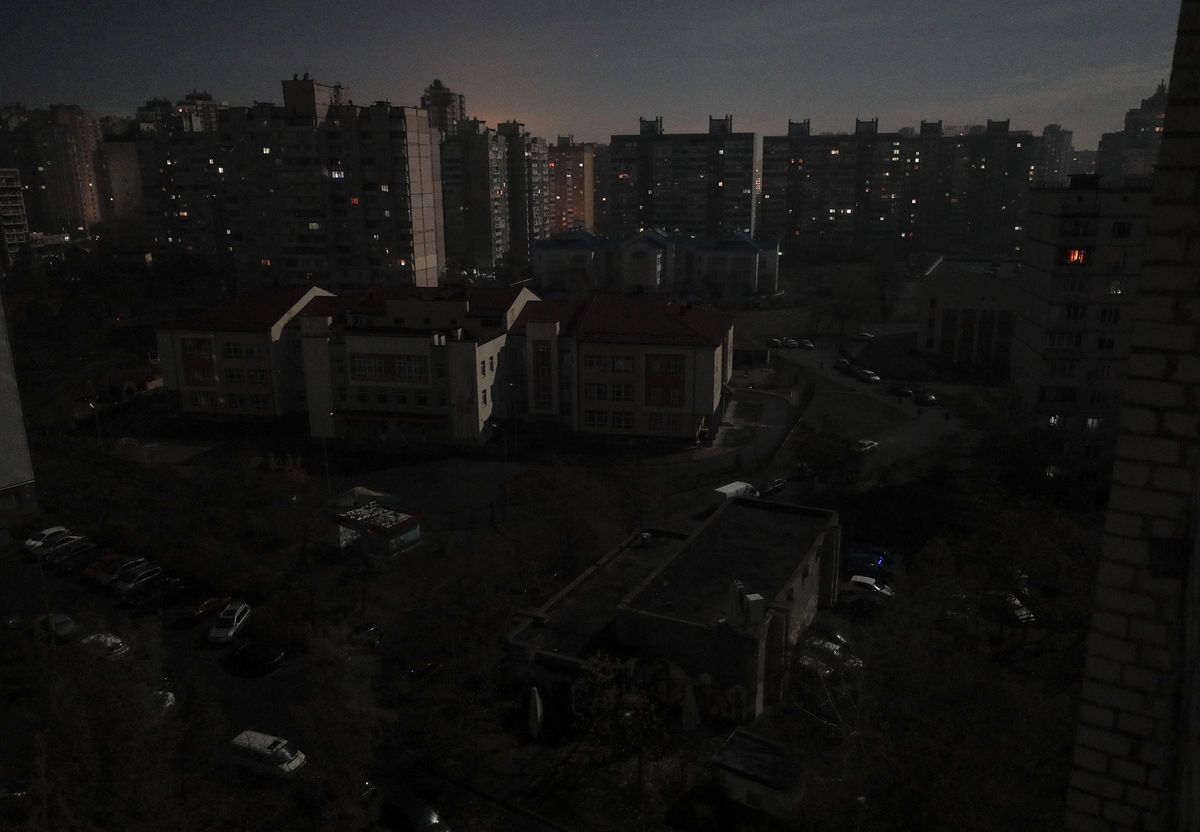 Pimeduses Ukraina pealinn Kiiev peale novembri alguses linna tabanud Vene raketi- ja droonirünnakut.
