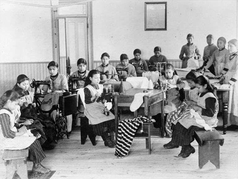 Lapsed Fort Resolutioni internaatkoolis Loodealadel dateerimata fotol.