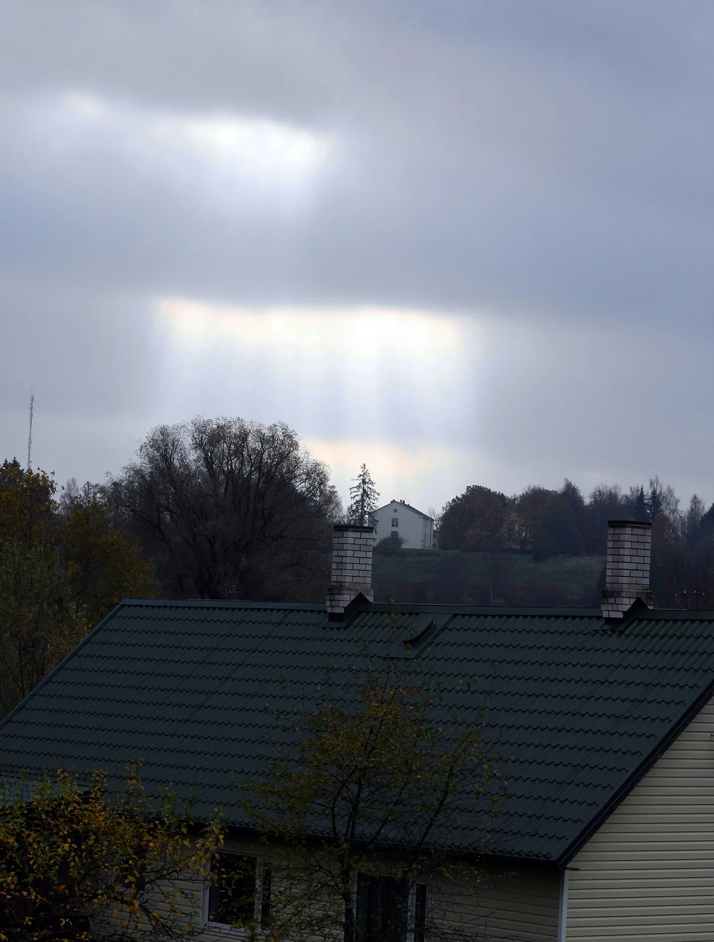 Päike piilub pilvede vahelt