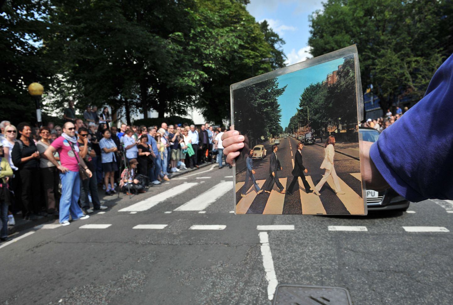 The Beatlesi fännid tähistasid Londonis plaadi «Abbey Road» ilmumise 40. aastapäeva