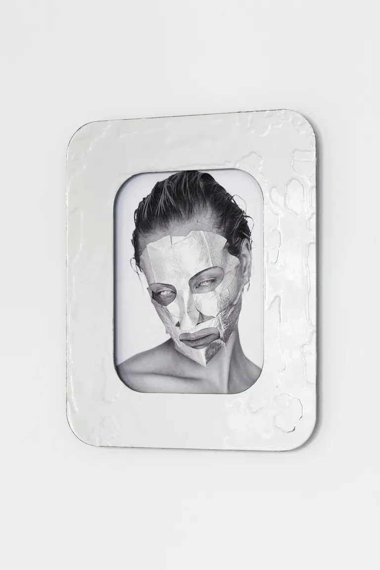 «Silmitsus/The Gaze». Foto, peegel, klaas. 2021–2022.