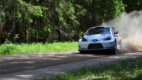 Фото и видео: машины Toyota на бешеной скорости промчались по дорогам Южной Эстонии