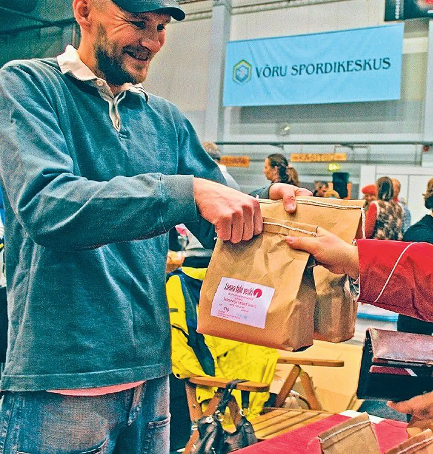 Paari nädala eest Võrus toimunud toidulaadal
Uma Mekk müüs Loona talu veski peremees Allar Asi toodangu mõne tunniga läbi. Tartust pärit Urma Linnus sai viimased pakid täisterahelbeid, mis läksid koju lapselastele.