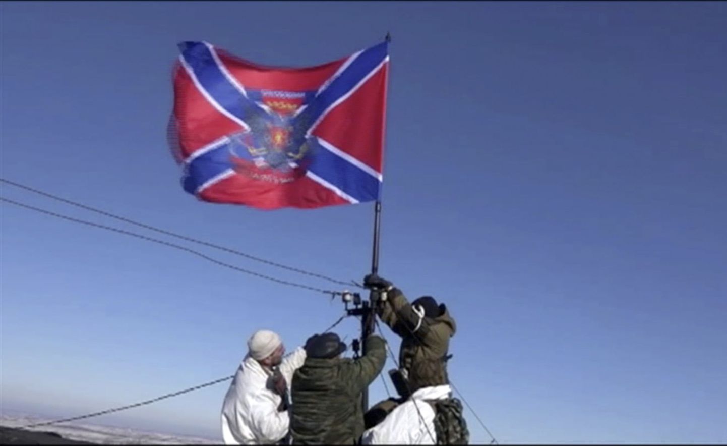 Venemeelsed separatistid püstitamas Debaltsevesse Novorossija lippu