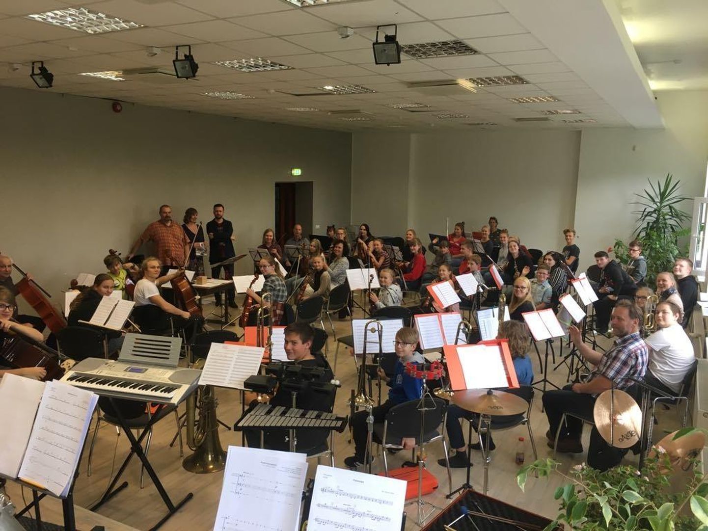 Lihula muusika- ja kunstikoolis kokku saanud Hiiumaa, Haapsalu ja Lääneranna valla noored muusikud panid aluse Läänemaa noorte sümfooniaorkestrile.