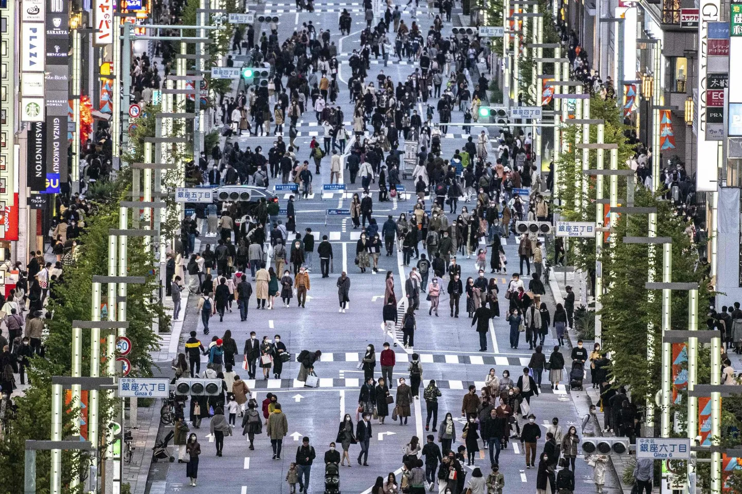 Rahvahulk Tokyo Ginza piirkonnas. Tänaval vastu tulev jaapanlane vastutulijale otsa ei vaata, üksteist ei panda tähelegi.