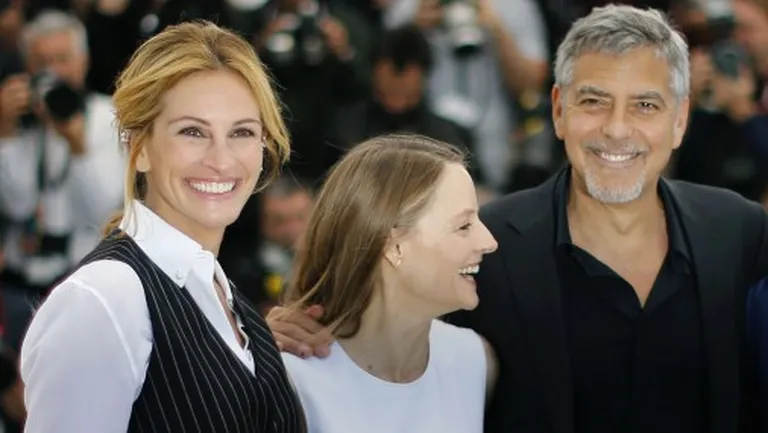 Režisore Džodija Fostere (Jodie Foster) (centra) kopā ar aktieriem Džūliju Robertsu (Julia Roberts) un Džordžu Klūniju (George Clooney) Fosteres kinolentes «Money Monster» («Naudas monstrs») pirmizrādē Kannās
