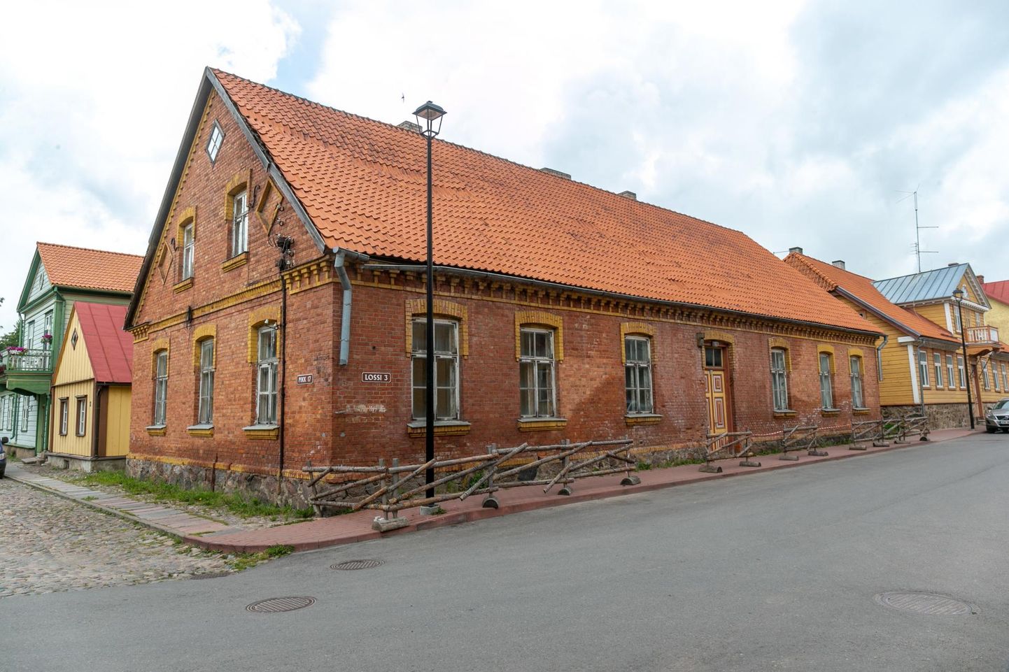 Aastaid tühjalt seisnud endine Viljandi linnaraamatukogu lugemissaal ootab uut omanikku.
