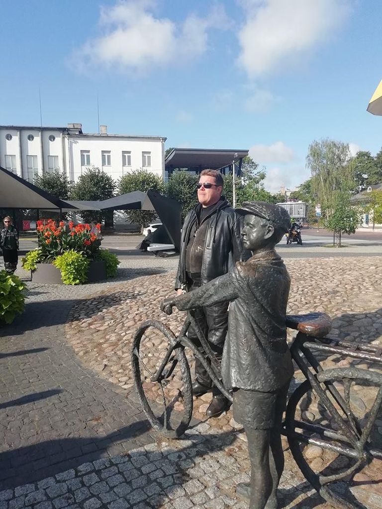 Arvo Pärdi skulptuuri juures jutustas Hannes Võrno kaaslastele lugusid maailmakuulsa helilooja nooruspõlvest.