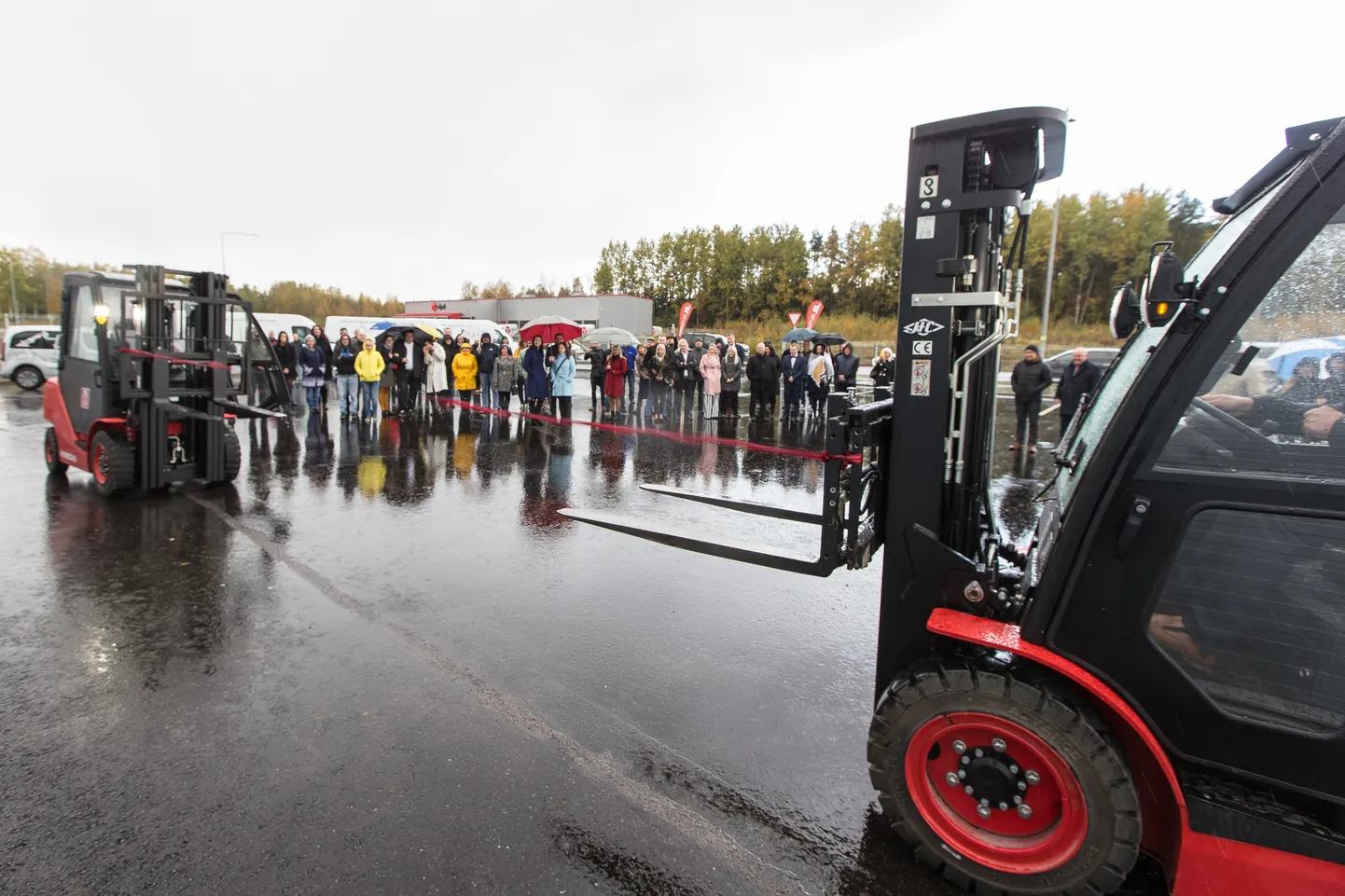 Forklifti uue maja lindilõikamine oli usaldatud peategelaste, tõstukite kätte.