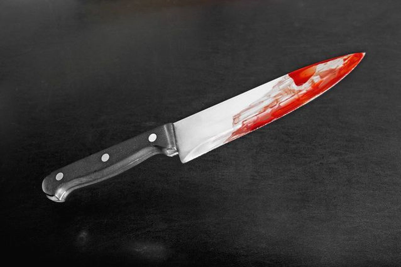 Окровавленный нож.