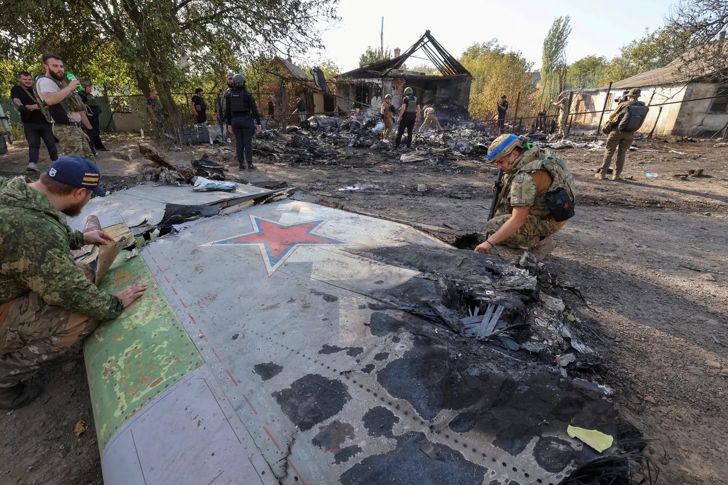 Ukraina sõjaväelased uurivad Vene ülisalajast militaardrooni, mis n-ö sõbraliku tulega ise alla lasti. Mehitamata lennuki S-70 Ohotnik rusud kukkusid alla Kostintõnivka asulas Donetski regioonis.