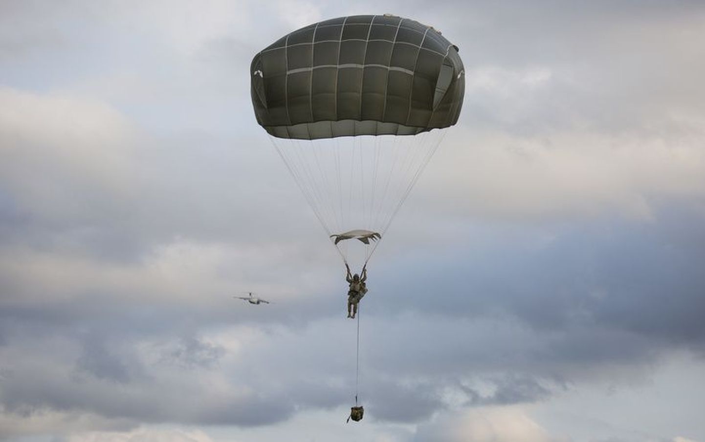 Ligi 100 USA õhudessantväelast sooritas 2016. aastal Nurmsis langevarjuhüppe