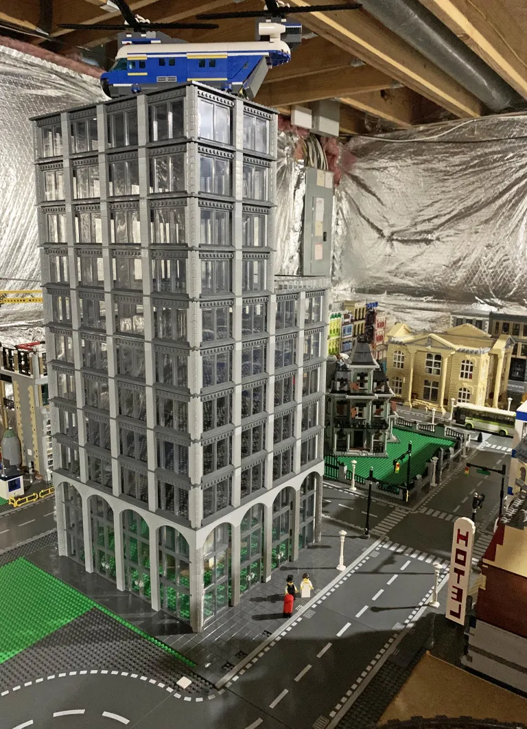 Владелец Lego City, строительство которого началось в 2015 году, отмечает, что родственники оценили его увлечение только после завершения строительства города. До этого никого не интересовало, что он делает в подвале.