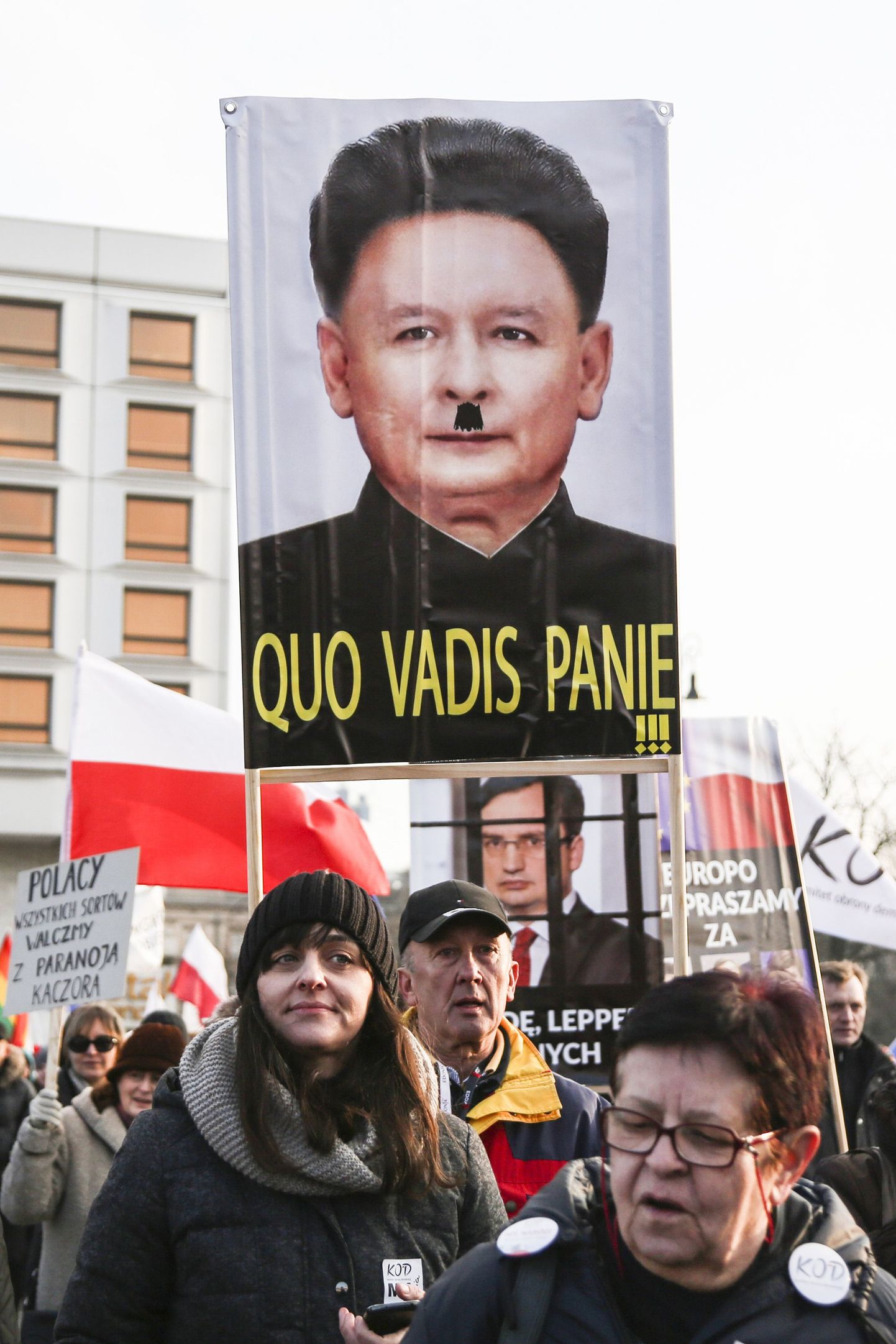 Meeleavaldajad Jarosław Kaczyński vastase plakatiga.