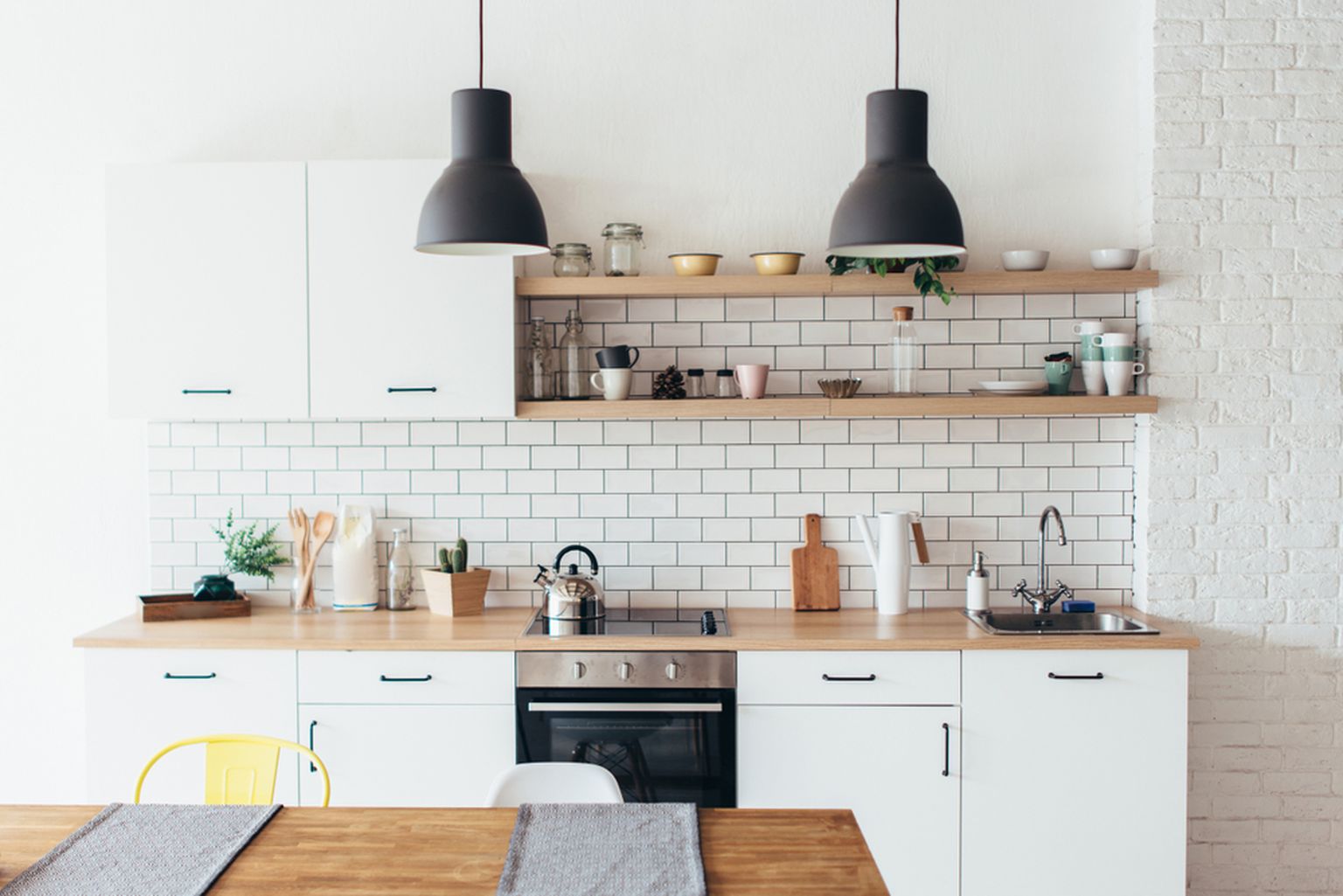 Valged köögid ei kao küll kuhugi, aga neid täiendatakse erinevate detailide, näiteks ehtsast puidust riiulite ja tööstuslike valgustitega.