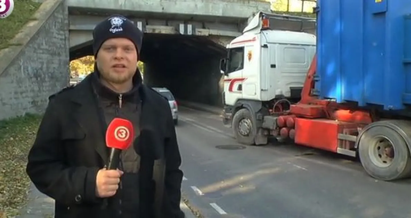 Prügiveok jäi viadukti alla kinni.