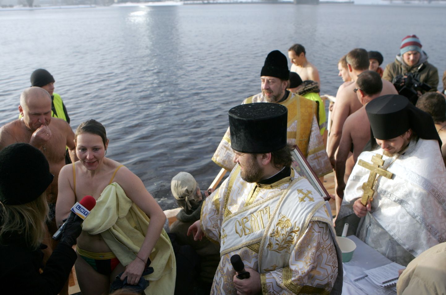 Ticīgie stāv rindā, lai pēc Lielās ūdens iesvētīšanas kārtas, gremdētos iesvētītajos Daugavas ūdeņos 11.novembra krastmalā iepretim Lielā Kristapa statujai