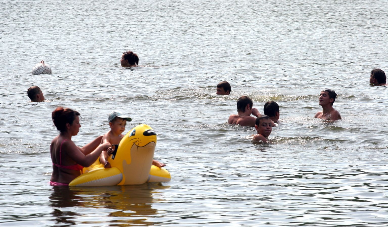 Atpūtnieki peldvietā Bābelīša ezerā.