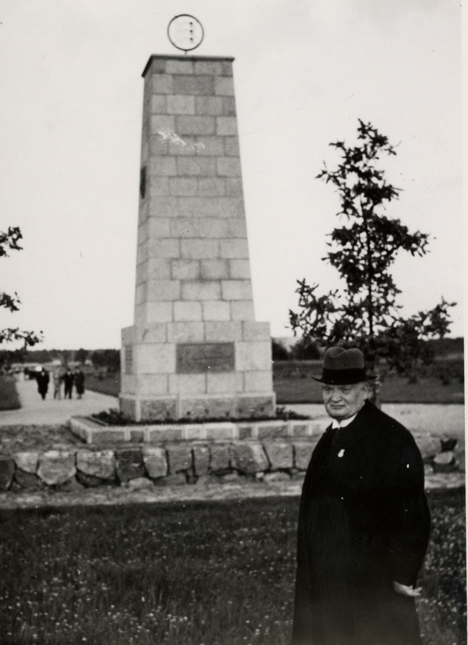 Konstantin Päts Tahkurannas oma ausamba juures. Monument avati suure pidulikkusega 1939. aasta 
25. juunil.