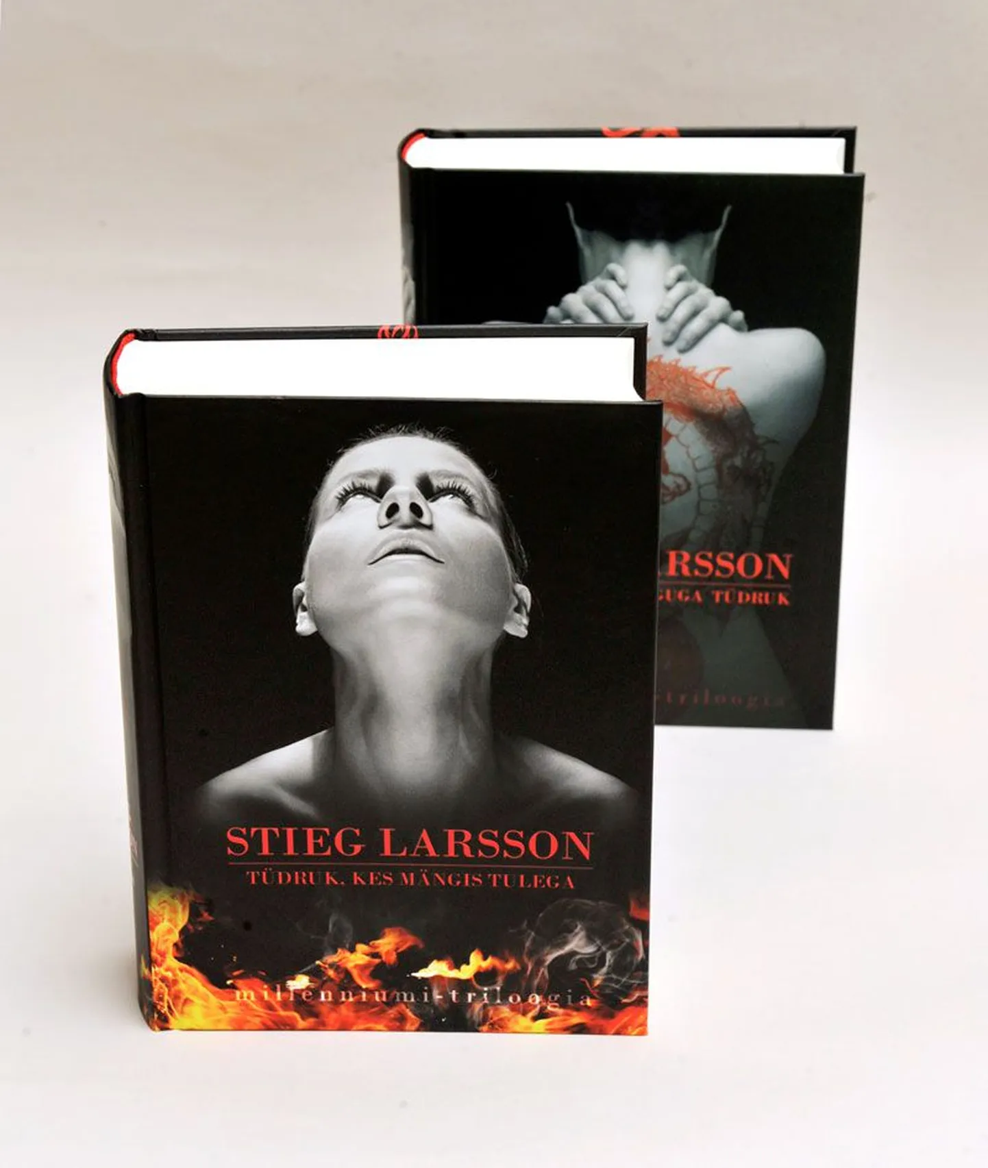 Raamatud
Stieg Larsson
«Tüdruk, kes mängis tulega»
Tõlkinud Kadri Papp
Kirjastus Varrak, 2009

Stieg Larsson 
«Lohetätoveeringuga tüdruk»
Tõlkinud Tõnis Arnover
Kirjastus Varrak, 2009