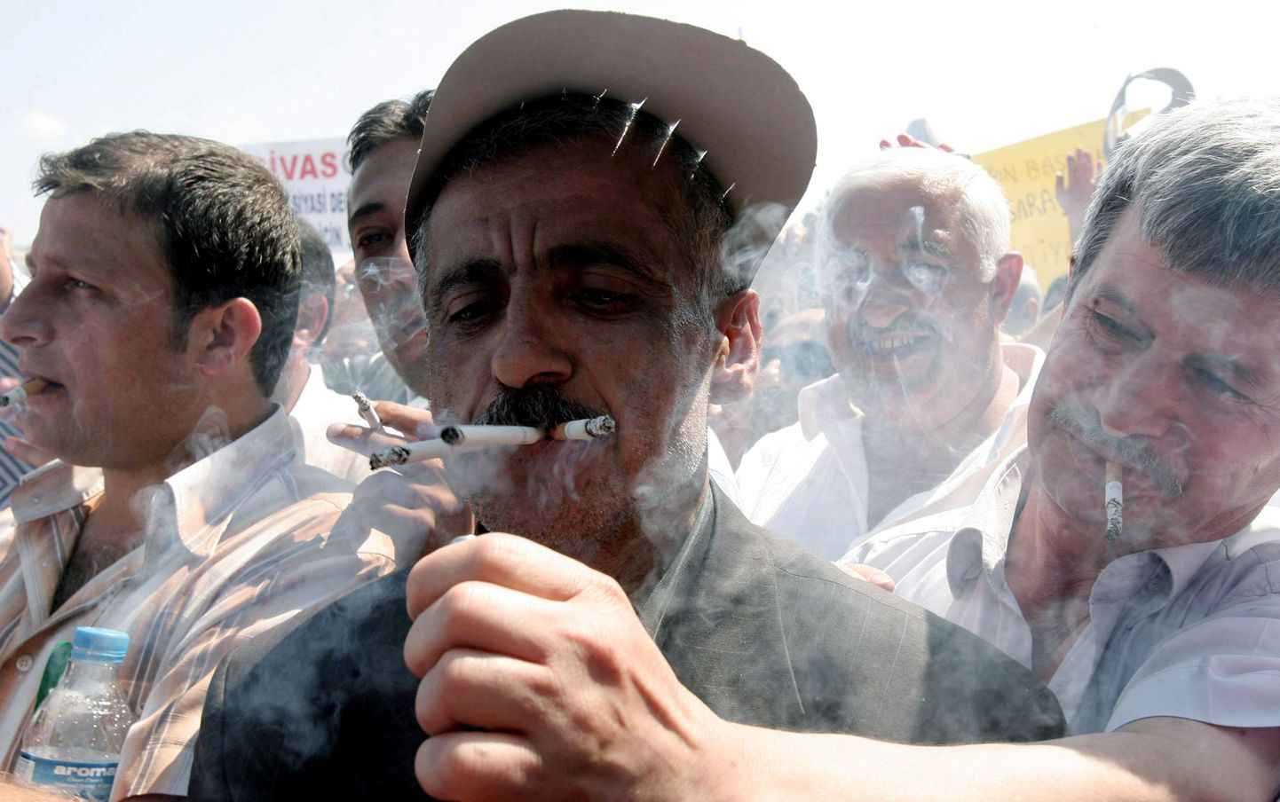 Suvel protestisid sigaretikeelu vastu suitsulembesed türklased. Teaduslikud tõendid passiivse suitsetamise kahjulikkusest võivad nende meelt muuta.