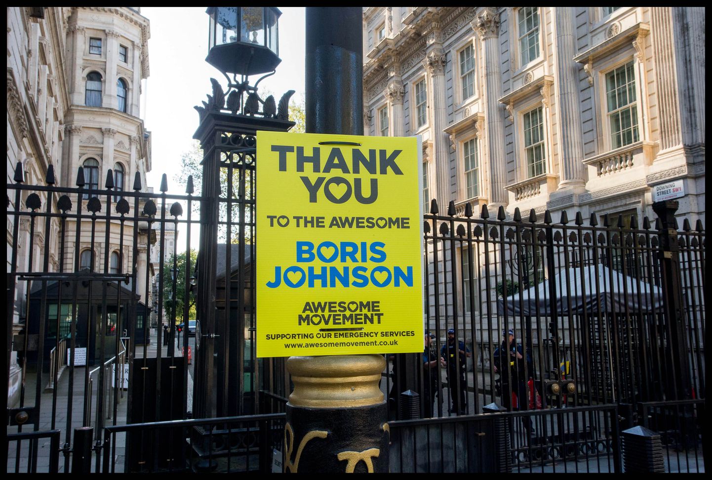 Briti peaministrit Boris Johnsonit kiitev plakat Londonis.
