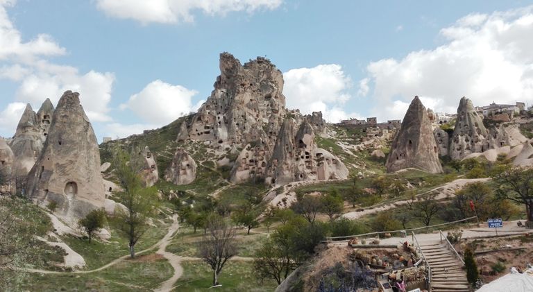 Mäetipus asuva väikese Uçhisari küla keskel kõrgub looduslik kaljukindlus, mis oli kunagi koduks kohalikele elanikele. Nüüd on Uçhisar sealt avaneva vaate pärast üks turistide meelissihtkohti. 