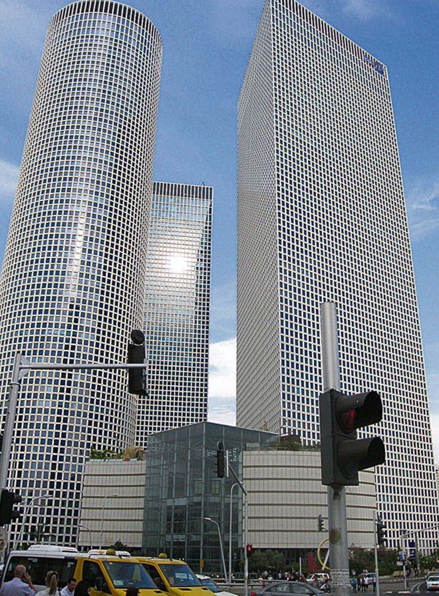 Kõrghoonete linn: Azrieli keskuse kolm torni on Tel Avivi kõrgeimad ehitised.