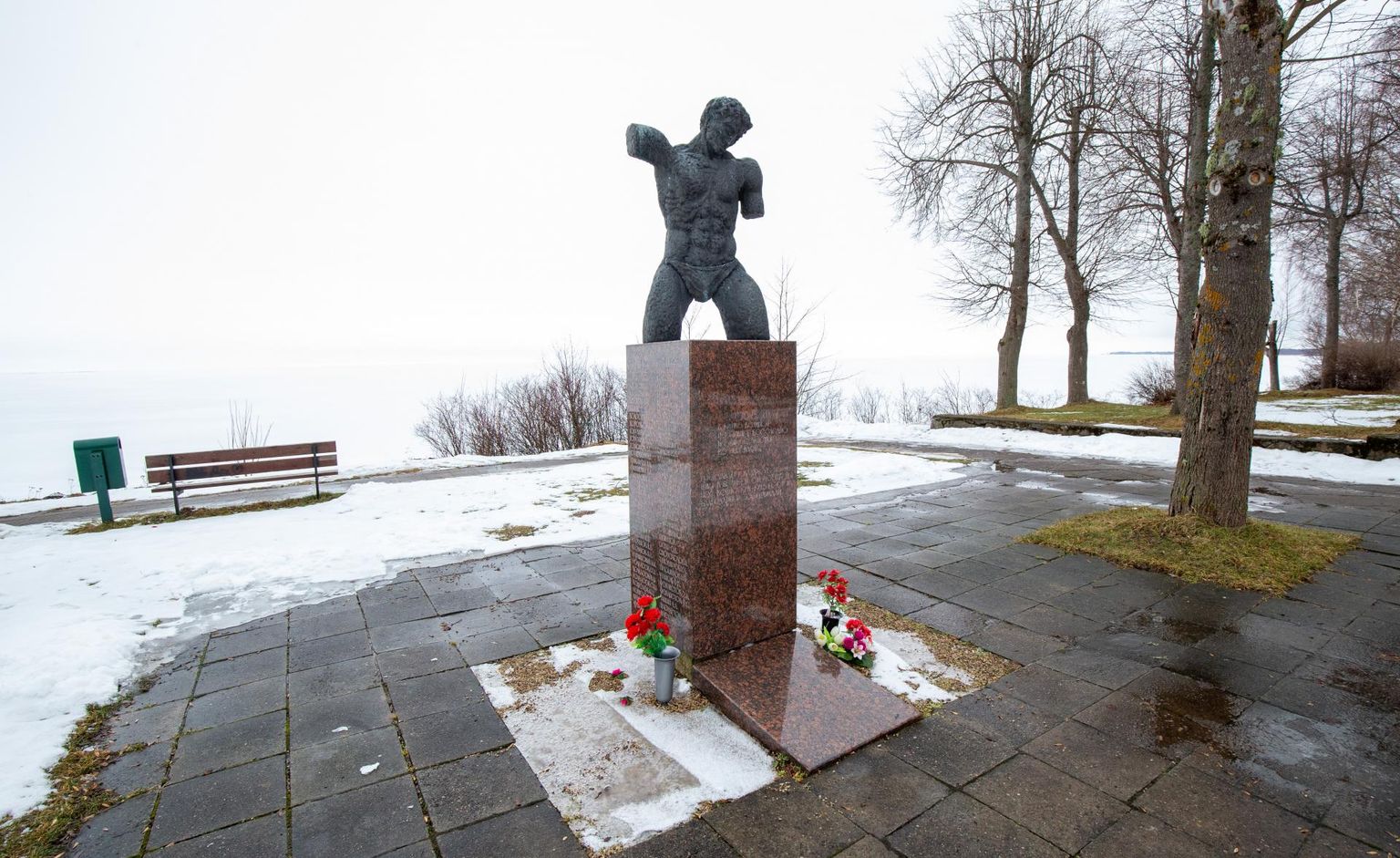 Viimases sõjas aastail 1941–1945 langenud kallastelaste mälestuseks püstitatud monument valmis skulptor Ülo Õuna ja arhitekt Ike Volkovi koostöös.
