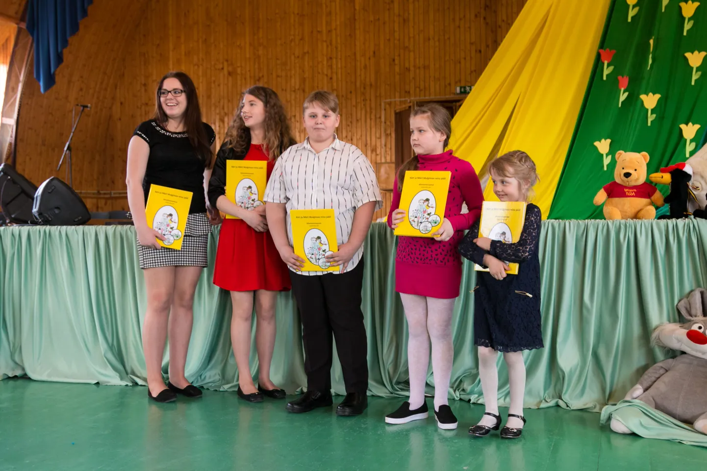 Maakondlikule lauluvõistlusele valis žürii välja tublimatest tublimad solistid, kes eristusid teistest oma hea esituse ja artistlikkusega. Need olid Merit Letlane (vasakult), Melissa Maisla, Rasmus Rosenberg, Sandra Zemskov ja Airiin Juust.