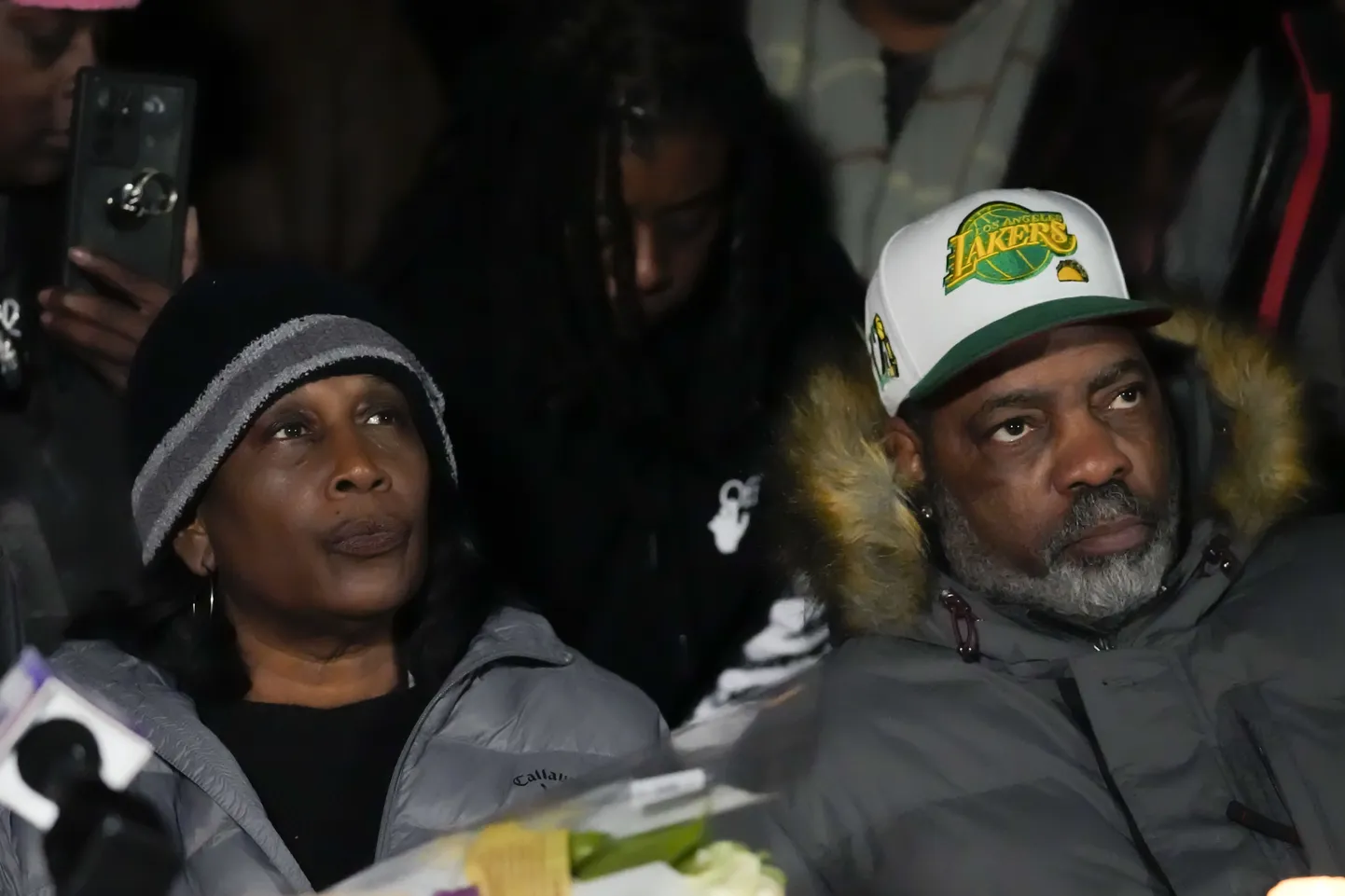 USA Tennessee osariigi Memphise linna politseinike vägivalla tõttu surnud Tyre Nicholsi ema RowVaughn Wells ja kasuisa Rodney Wells kuulasid neljapäeval peetud mälestusüritusel kõnelenuid ning kutsusid hiljem kõiki inimesi, kes soovivad pärast vägivaldse videolõigu avaldamist reede õhtul oma protesti avaldada, teha seda vaid rahumeelsel viisil.