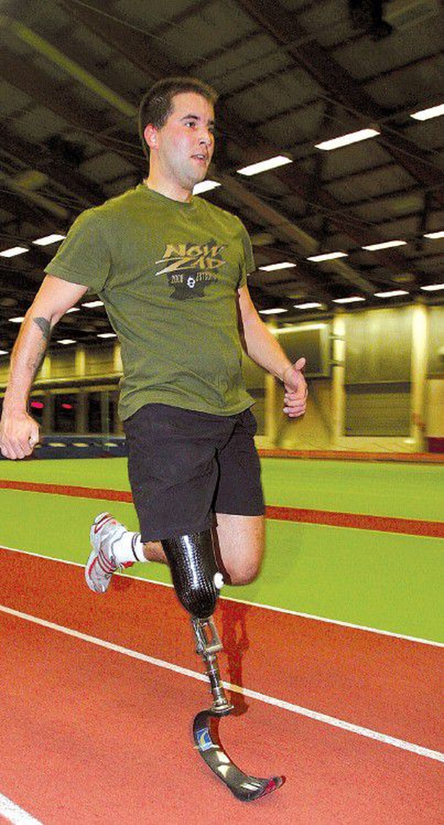 Можно бегать и с протезом! Андрей Вестеринен усиленно тренируется в калевском спортхолле, чтобы успешно пройти тест по физической подготовке.