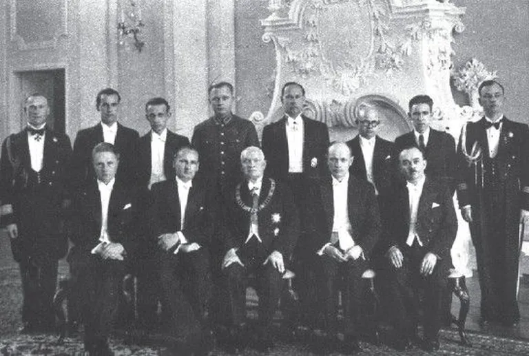 Pärast Eestis okupeerimist tehti NKVD välisluure Tallinna residentuuri juhist Vladimir Botškarjovist (ees vasakult teine) NSV Liidu saadik Eestis. 16. juulil 1940 esitas ta oma volikirjad president Konstantin Pätsile. Tseremoonial osalesid ka residentuuri liikmed Arseni Issakov ja Valentin Rjabov (taga vasakult teine ja kolmas).  Foto: