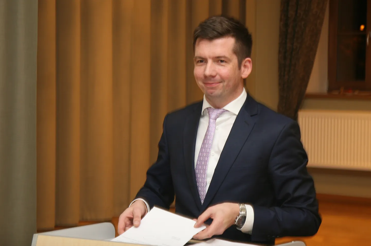 Jõhvi opositsioon tahab vallavanem Martin Repinskilt teada, kas ta on kuritarvitanud valla pangakaarte.