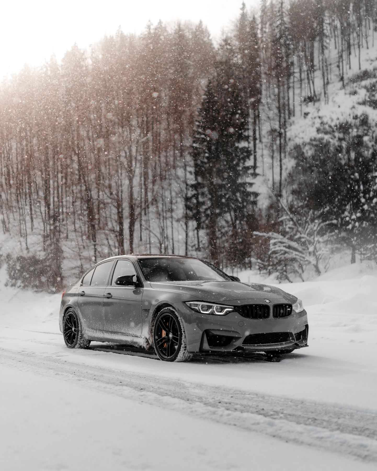 BMW automašīna ziemā