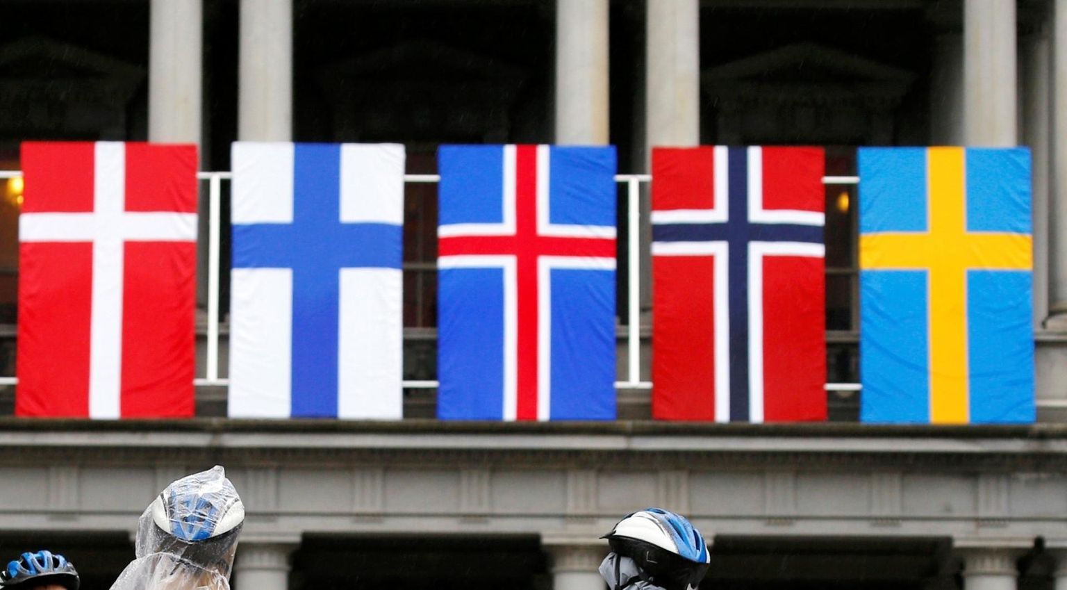 Põhjamaade riikide lipud: Taani (vasakult), Soome, Island, Norra ja Soome.