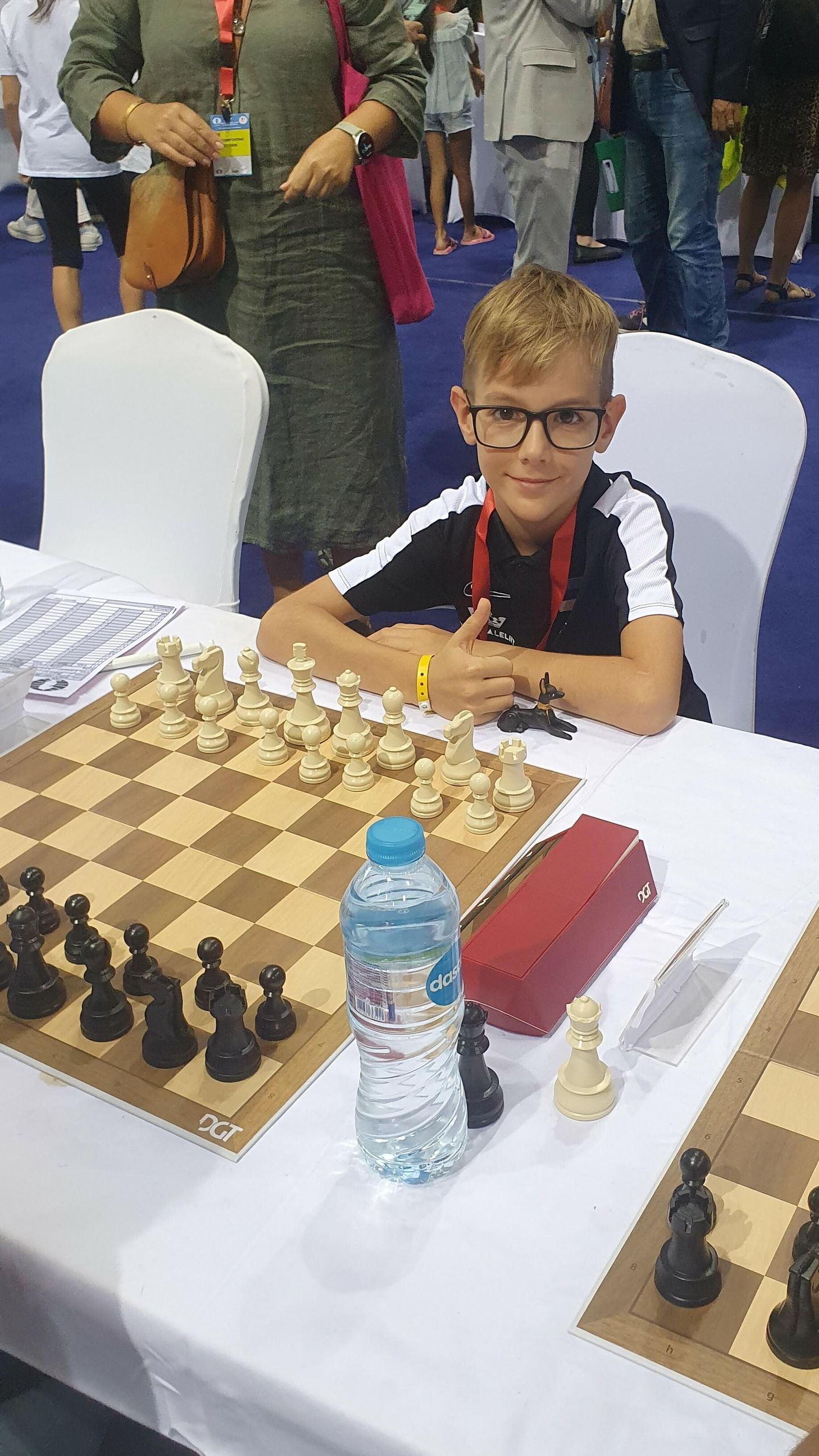 Kaarel Roht on kaheksa-aastane Viljandi poiss, kes asus malemänguga sõprust sobitama viieselt. Tema huvi ja head tulemused viisid ta Eesti maleliidu kaudu maailmameistrivõistlustele Egiptusesse, kus ta võistles U-8 vanuseklassis.