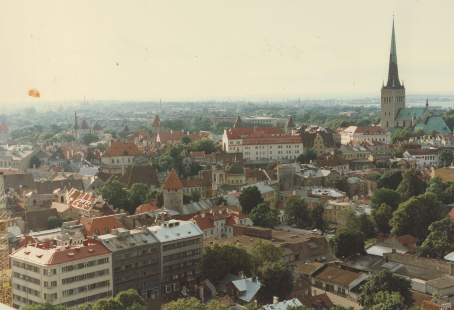 Tallinn, 90ndad. Pilt on illustreeriv.